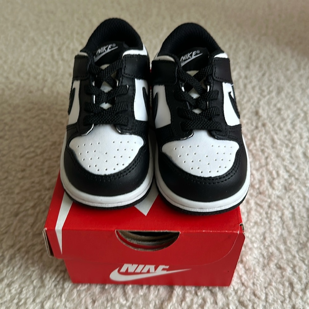 Nike Dunks (pandas) for little kids